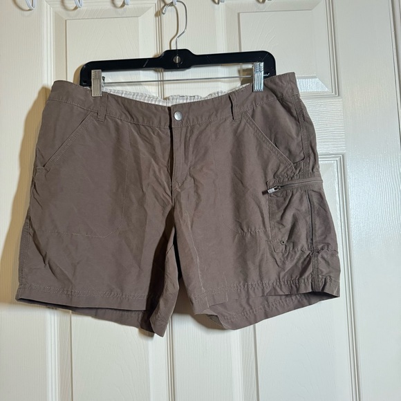 Columbia Women's Brown Cargo Shorts Size 12W - Picture 1 of 7